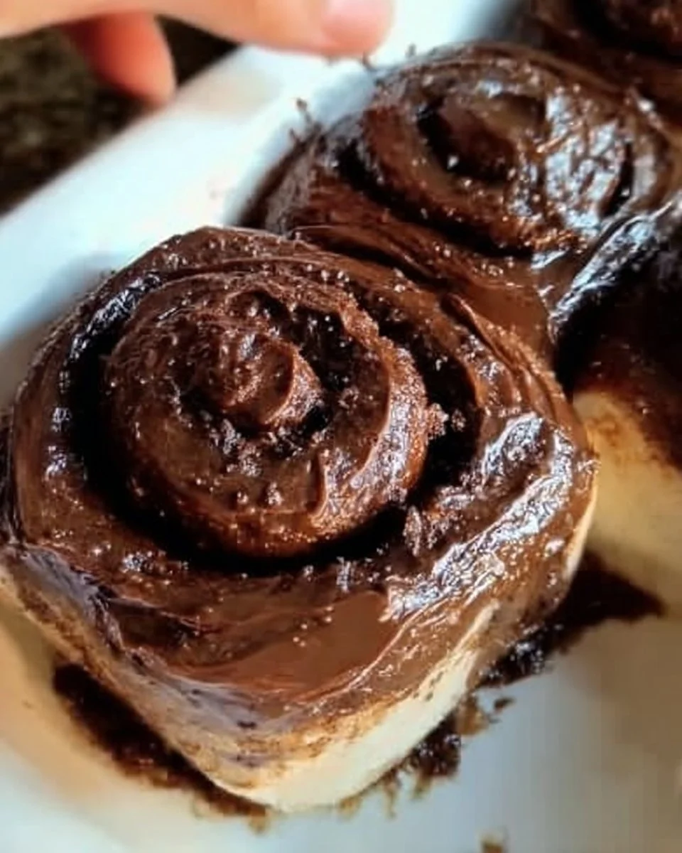 Delicious cinnamon roll topped with Nutella, perfect for breakfast or dessert